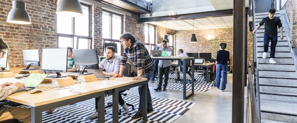 中小企业数据备份指南示意图 - 团队协作与电脑屏幕